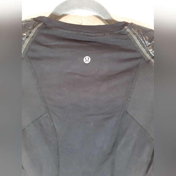 Lululemon black long sleeve top quilted shoulders Sz 4 (Г2) - Picture 7 of 7